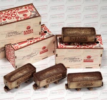 Механизмы и техника  из шоколада/ Подарки машиностроителям к Новому году и профессиональным праздникам |  Шоколадная фигура «Вагонетка с логотипом компании» Габариты шоколадной фигуры Вагонетка 110 х 45 х 50 мм., вес 160-170 гр.  Бельгийский темный шоколад Barry Callebaut,  54%.  Упаковка: подарочный пенал из дерева с полноцветной прямой печатью (брендирование).  Размер упаковки: 140 х 65 х 80 мм.